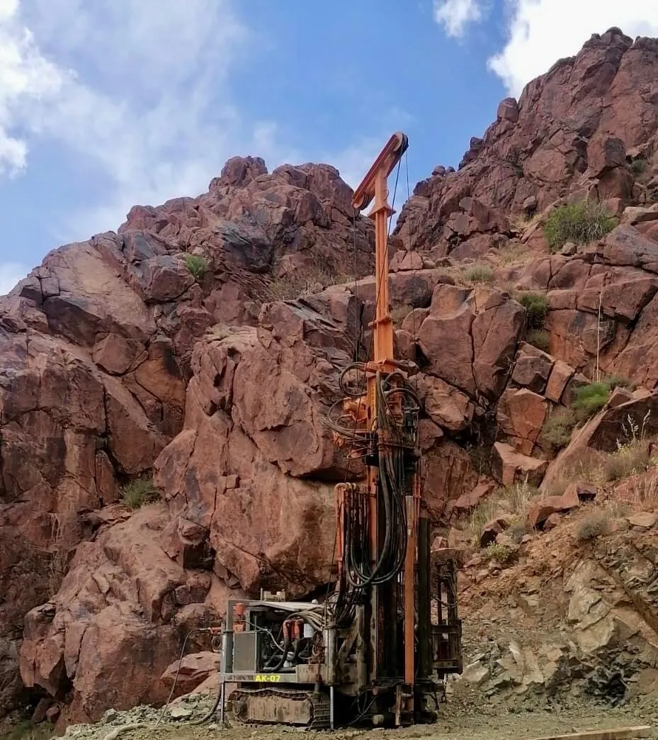 Drilling rig operating on rocky terrain